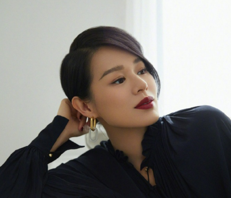 胡杏儿带儿子拍杂志封面!八字眉比妈妈还抢镜