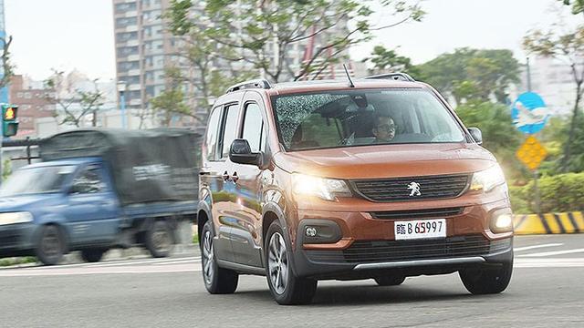 梅赛德斯奔驰发布新品，取名T - Class，定位定制化多功能MPV