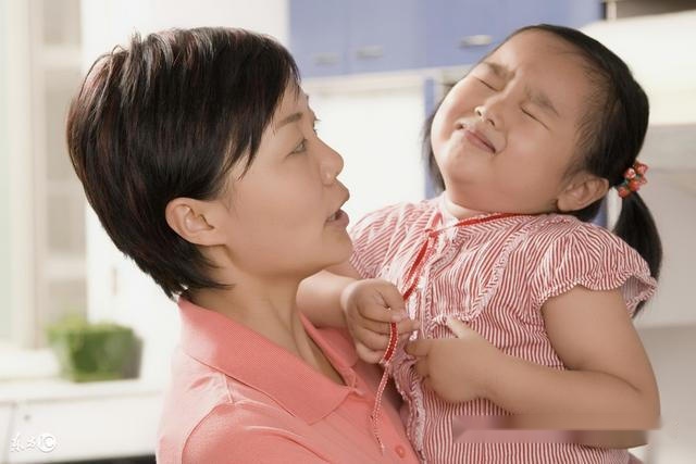 女子生下宝贝女儿，丈夫将她扫地出门，算命先生：你会家破人亡