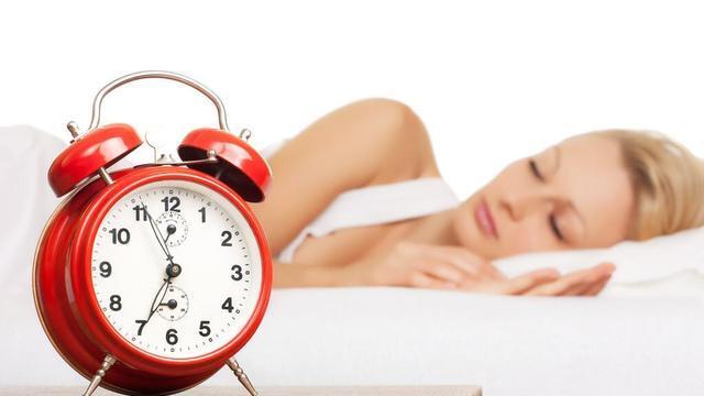 睡眠是最好的補藥！睡不著的人，6種食材泡水喝，失眠不再困擾你